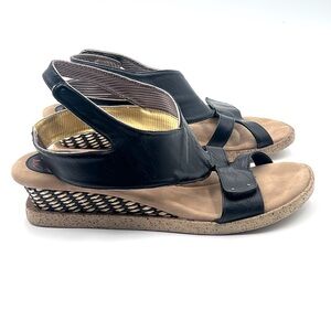 Modzori Palmyra Low Wedge Travel REVERSIBLE Sandal Black, Gold & Silver Size 9